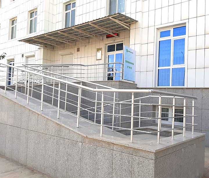dermanlaryň, lukmançylyk enjamlarynyň we kosmetika önümleriniň bölek satuwy