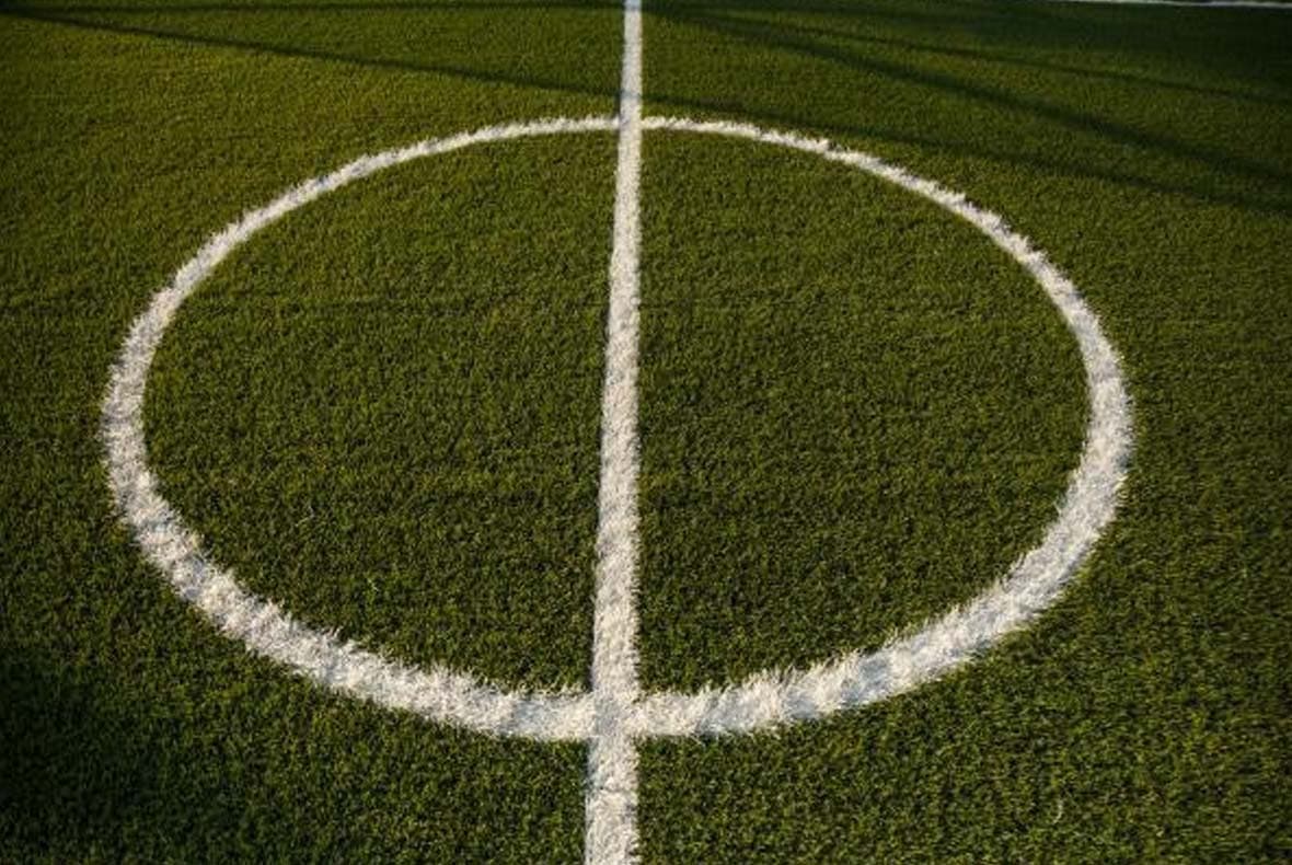 futbol sahaları için tüm teknik düzenlemelere uygun suni çim döşemek — ürün fotoğrafı