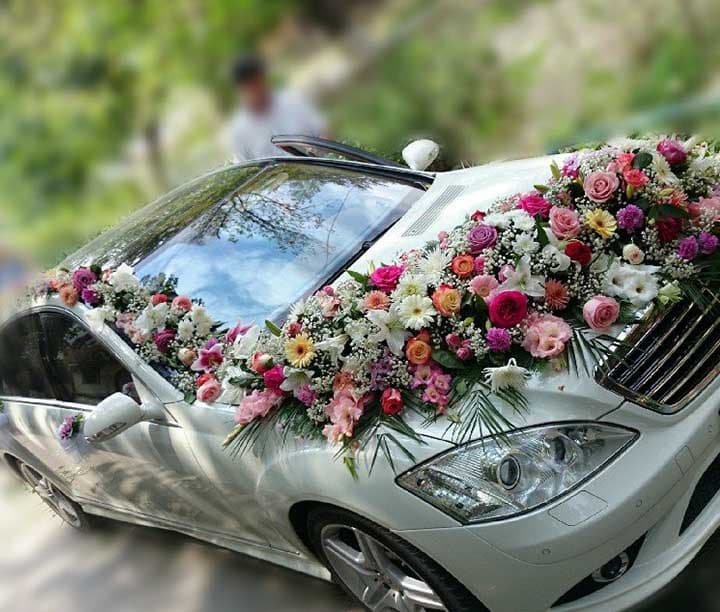 car decoration with flowers — product photo