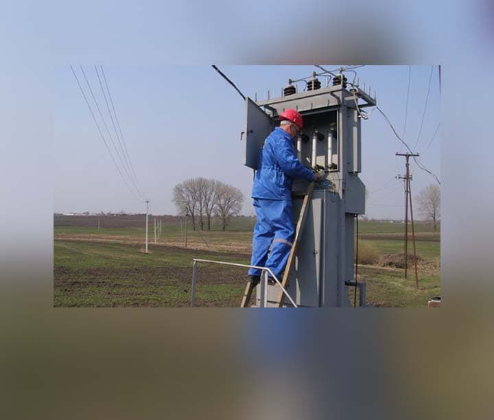 10 kw çenli elektroenergetika enjamlary gurnamak — önüm suraty