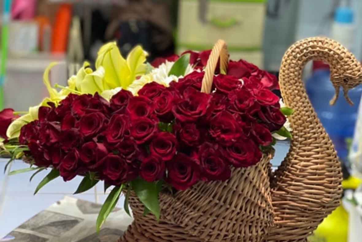 janly güllerden, ýumşak oýunjaklardan we şarlardan kompozisiýalar — Türkmen Flora Design ürünü