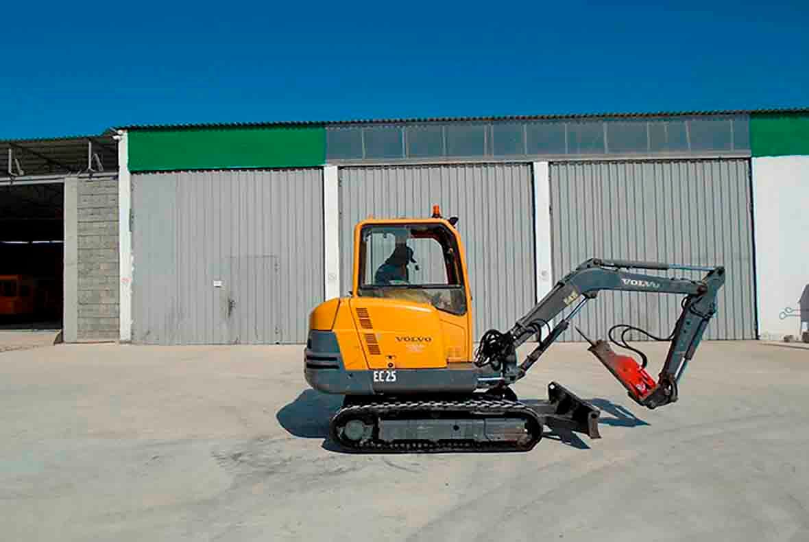 wheel excavator with hydraulic breaker hammer — product photo
